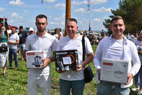 Борьба корэш, угощения и лотерея: в Среднетиганском сельском поселении прошел Сабантуй