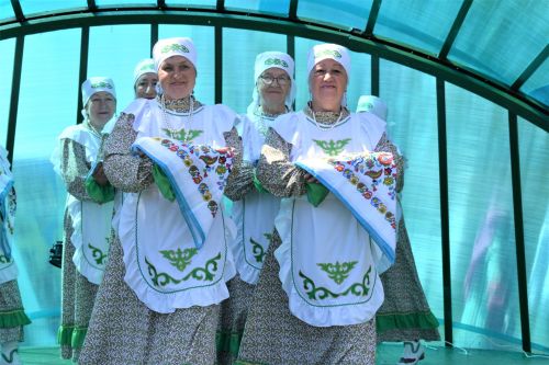 Борьба корэш, угощения и лотерея: в Среднетиганском сельском поселении прошел Сабантуй