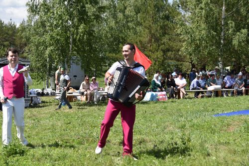 Борьба корэш, угощения и лотерея: в Среднетиганском сельском поселении прошел Сабантуй