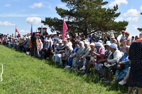 Борьба корэш, угощения и лотерея: в Среднетиганском сельском поселении прошел Сабантуй