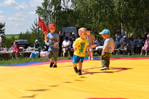 Борьба корэш, угощения и лотерея: в Среднетиганском сельском поселении прошел Сабантуй