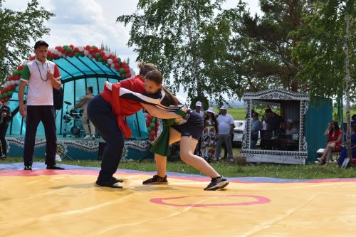 Борьба корэш, угощения и лотерея: в Среднетиганском сельском поселении прошел Сабантуй