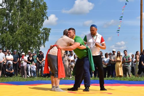 Борьба корэш, угощения и лотерея: в Среднетиганском сельском поселении прошел Сабантуй