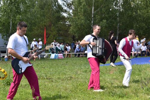 Борьба корэш, угощения и лотерея: в Среднетиганском сельском поселении прошел Сабантуй