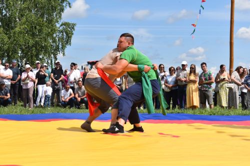 Борьба корэш, угощения и лотерея: в Среднетиганском сельском поселении прошел Сабантуй