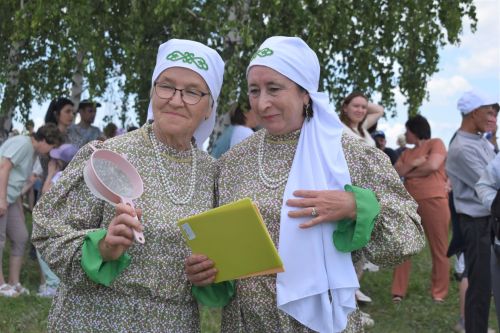 Борьба корэш, угощения и лотерея: в Среднетиганском сельском поселении прошел Сабантуй