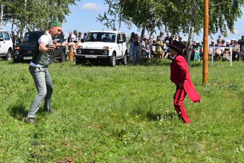 Борьба корэш, угощения и лотерея: в Среднетиганском сельском поселении прошел Сабантуй