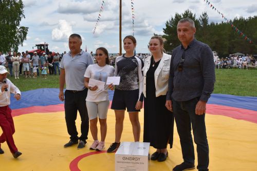 Борьба корэш, угощения и лотерея: в Среднетиганском сельском поселении прошел Сабантуй