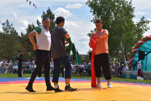 Борьба корэш, угощения и лотерея: в Среднетиганском сельском поселении прошел Сабантуй