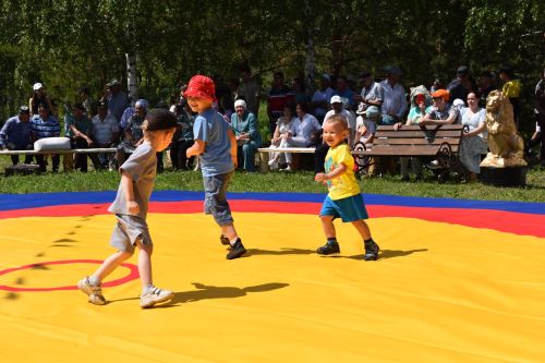 Борьба корэш, угощения и лотерея: в Среднетиганском сельском поселении прошел Сабантуй