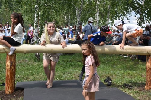 Борьба корэш, угощения и лотерея: в Среднетиганском сельском поселении прошел Сабантуй