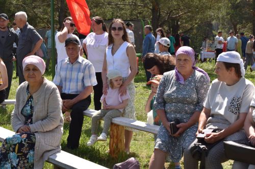 Борьба корэш, угощения и лотерея: в Среднетиганском сельском поселении прошел Сабантуй