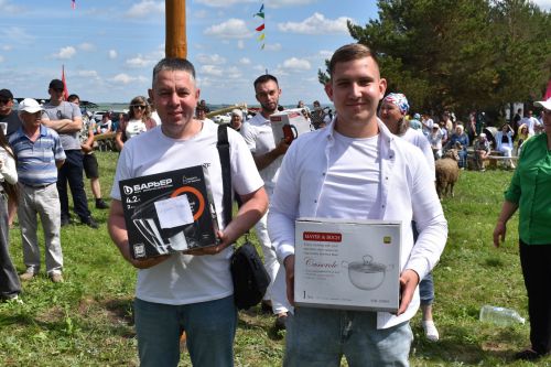 Борьба корэш, угощения и лотерея: в Среднетиганском сельском поселении прошел Сабантуй