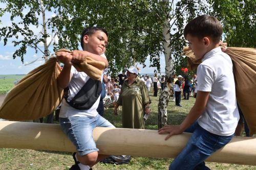 Борьба корэш, угощения и лотерея: в Среднетиганском сельском поселении прошел Сабантуй