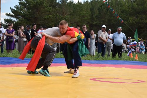 Борьба корэш, угощения и лотерея: в Среднетиганском сельском поселении прошел Сабантуй