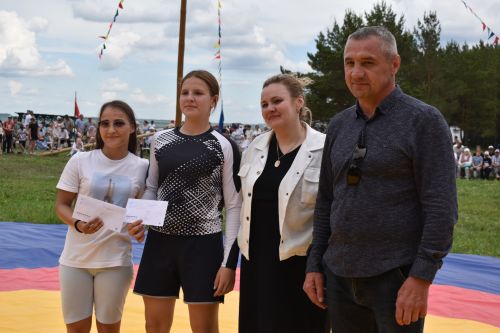 Борьба корэш, угощения и лотерея: в Среднетиганском сельском поселении прошел Сабантуй