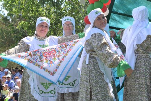 Борьба корэш, угощения и лотерея: в Среднетиганском сельском поселении прошел Сабантуй
