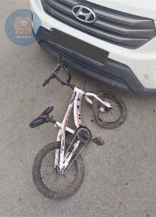 В одном из казанских дворов автоледи сбила ребенка, выскочившего на дорогу на велосипеде