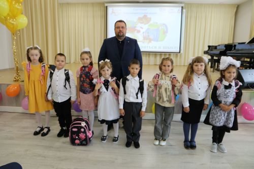 В Детской школе искусств прошла благотворительная акция «Помоги собраться в школу»