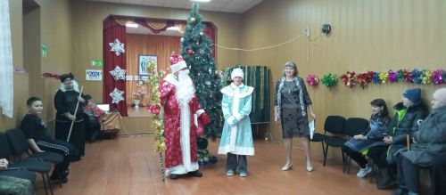 Дед Мороз приехал на елку к ребятам на запряженной санями лошади