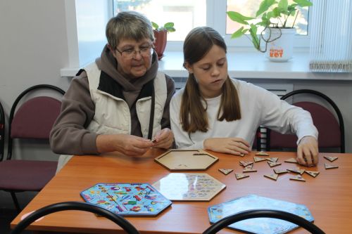 В Алексеевском районе прошел межпоколенческий квест по ПДД «Внуки учат бабушек и дедушек»