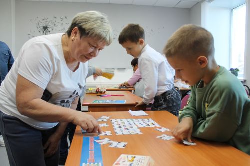 В Алексеевском районе прошел межпоколенческий квест по ПДД «Внуки учат бабушек и дедушек»