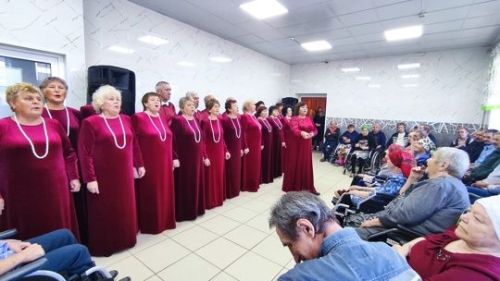 Народный хор ветеранов подарил жителям интерната праздник музыки и добра