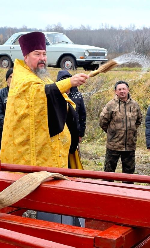 На въезде в село Караваево установлен и освящен Поклонный крест