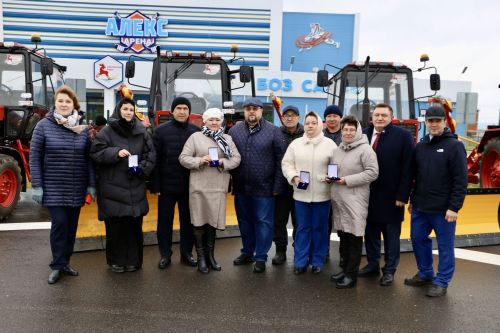 Алексеевским поселениям вручили технику для благоустройства