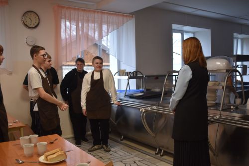 Депутаты в школьной столовой: проверка на вкус и качество