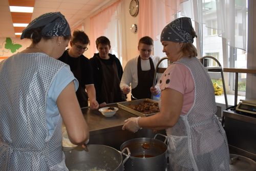 Депутаты в школьной столовой: проверка на вкус и качество