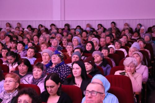 Подарок для самого дорогого человека: праздничный калейдоскоп ко Дню матери