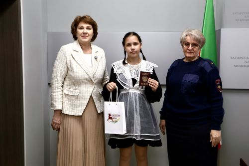 Юные алексеевцы получили первые паспорта в День Конституции