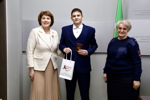 Юные алексеевцы получили первые паспорта в День Конституции