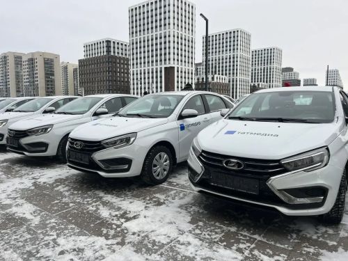 Рустам Минниханов подарил автомобили районным и республиканским СМИ