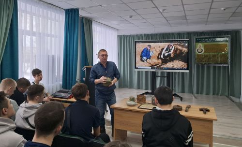В честь Дня воинской славы в Алексеевском аграрном колледже прошла выставка