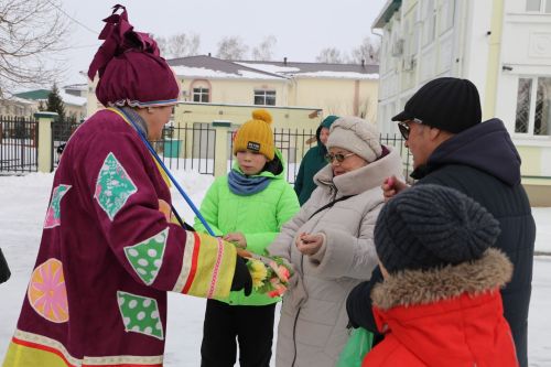 Алексеевцы с размахом отметили Масленицу, собравшись на Соборной площади для проводов зимы