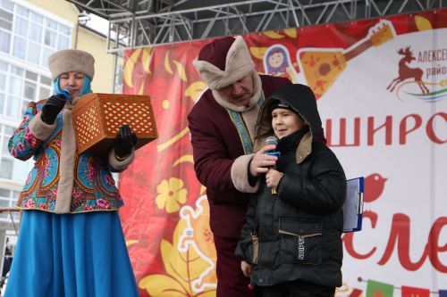 Алексеевцы с размахом отметили Масленицу, собравшись на Соборной площади для проводов зимы