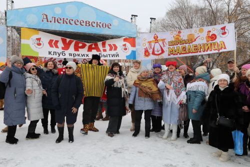 Алексеевцы с размахом отметили Масленицу, собравшись на Соборной площади для проводов зимы