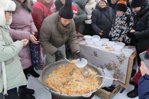 Алексеевцы с размахом отметили Масленицу, собравшись на Соборной площади для проводов зимы