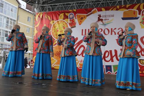 Алексеевцы с размахом отметили Масленицу, собравшись на Соборной площади для проводов зимы