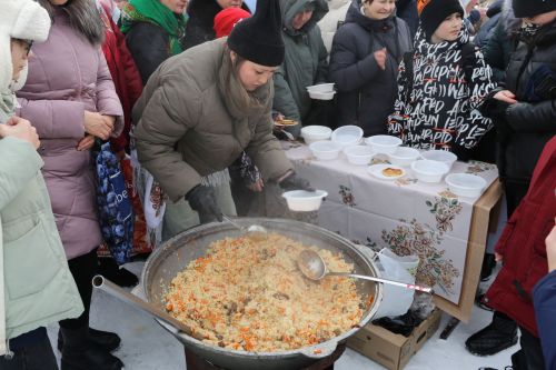 Алексеевцы с размахом отметили Масленицу, собравшись на Соборной площади для проводов зимы