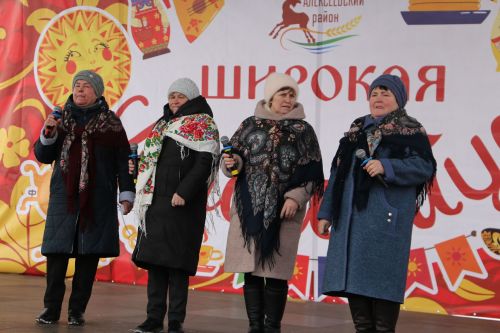 Алексеевцы с размахом отметили Масленицу, собравшись на Соборной площади для проводов зимы