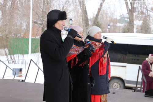 Алексеевцы с размахом отметили Масленицу, собравшись на Соборной площади для проводов зимы