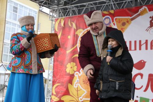 Алексеевцы с размахом отметили Масленицу, собравшись на Соборной площади для проводов зимы