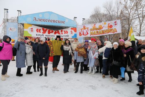 Алексеевцы с размахом отметили Масленицу, собравшись на Соборной площади для проводов зимы
