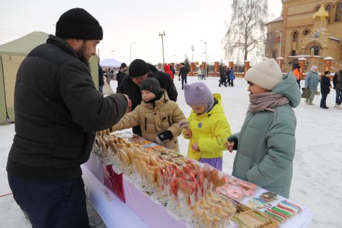 Алексеевцы с размахом отметили Масленицу, собравшись на Соборной площади для проводов зимы
