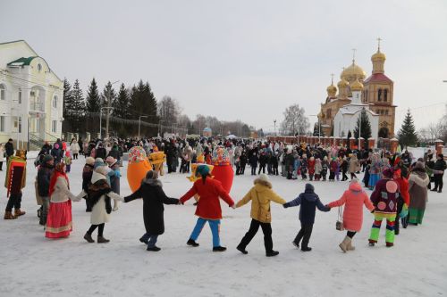 Алексеевцы с размахом отметили Масленицу, собравшись на Соборной площади для проводов зимы