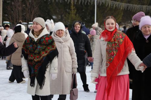 Алексеевцы с размахом отметили Масленицу, собравшись на Соборной площади для проводов зимы