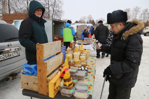 Алексеевцы с размахом отметили Масленицу, собравшись на Соборной площади для проводов зимы